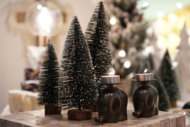 Unlit Artificial Christmas Trees: Perfect for Creating a Romantic Holiday Atmosphere!